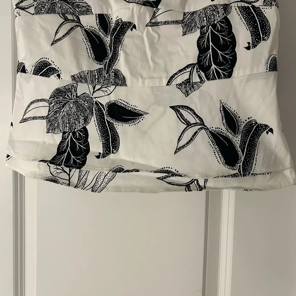 White House Black Market Monochrome Leaf Print Tank Top - Picture 2 of 7